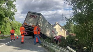 Châtellerault  spectaculaire sortie de route dun camion le conducteur quotmiraculéquot [upl. by Furey627]