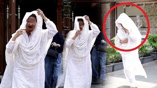 Rekha HIDES Face amp Runs Away After Being CAUGHT Without Make Up In Public [upl. by Neerahs738]