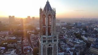 Domtoren vanuit de lucht bij zonsondergang [upl. by Swen]