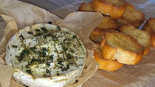 Apéritif express camenbert rôti au four et tranche de pain à lhuile dolive baked camembert 🧀 [upl. by Oinotnas]