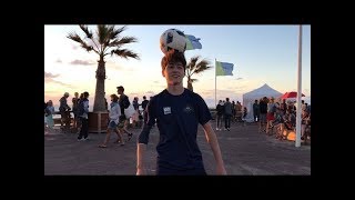 UN FOOTBALLEUR A LA PLAGE [upl. by Mccready]