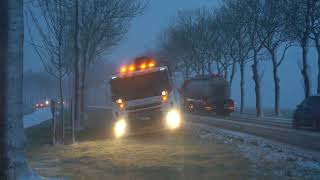 Strooiwagen raakt zelf naast de weg op de N361 [upl. by Suhsoj]