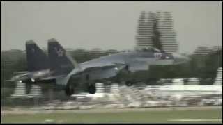 Démonstration Sukhoi Su 35 sur le Salon du Bourget 2013 [upl. by Eiramlehcar]