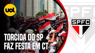 Torcida faz a festa em CT do São Paulo antes da final da Copa do Brasil [upl. by Gentilis]