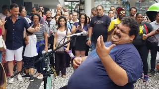 INCRÍVEL SERÁ QUE VAI EXISTIR UM CANTOR DE RUA QUE ARRASTAR UMA MULTIDÃO DE GENTE CANTANDO COM ELE [upl. by Norina]