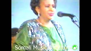 KHADRA DAAHIR CIGE amp HEESTII quot CAASHAQU OGEEYSIIS MA LEEYAHAYquot TOP CLASSIC SONG MUSIC LIVE 1994 [upl. by Aicirtak]