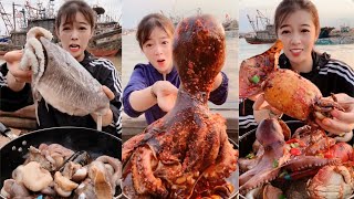 The female fishermen eat big octopus squid crab scallop conch and sea cucumber todayyummy [upl. by Nithsa]