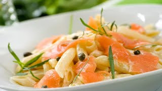 Recette  Salade de pâtes au saumon fumé et crevettes [upl. by Lais]