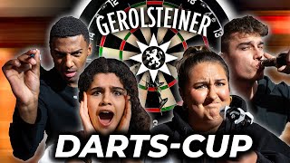 Wer trifft das Bullseye Zwei Teams ein Cup und null Ahnung  Gerolsteiner Darts Cup [upl. by Aicittel213]