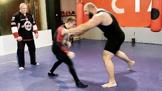 Огромный качок против борца  Giant powerlifter 150 kg VS little wrestler 60 kg [upl. by Rhiamon485]