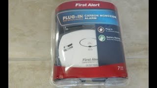 Unboxing demo First Alert Plugin Carbon Monoxide Alarm [upl. by Reivaz]