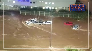 Chuva inunda ruas e deixa motoristas ilhados em Uberlândia [upl. by Enimrej]