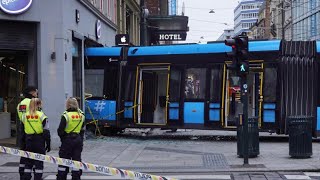 TramUnfall in Oslo Straßenbahn entgleist und rast in Geschäft [upl. by Eleirbag]