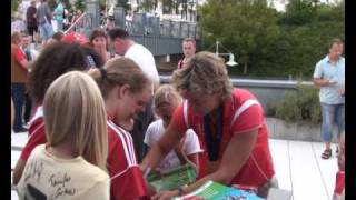 Steffi Nerius schreibt Autogramme 24082009 [upl. by Enyalaj756]