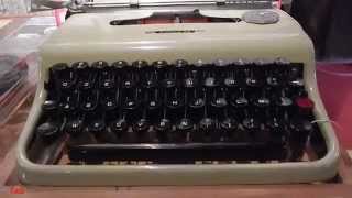 Lettera 22 Olivetti macchina da scrivere portabile [upl. by Rekrap694]