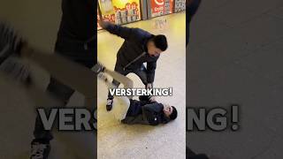 Agressieve MAROKKAAN gaat OP VUIST met HANDHAVER😨👮‍♂️🇲🇦 Parodie grappig politie prank denhaag [upl. by Acnairb]