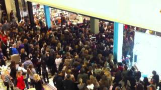 Black Friday Crowd Rushing into Urban Outfitters [upl. by Ern]