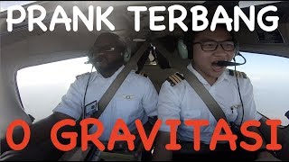 PRANK TERBANG TANPA GRAVITASI 0G DI PESAWAT CAPUNG SEMUA BARANG MELAYANG FULL ATC COMS [upl. by Elwina]