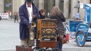 Ein Drehorgelspieler ist wieder am Brandenburger Tor [upl. by Emmalynn]