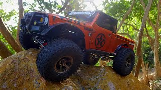 Axial scx10 ii Crawling Mamba x 3800kv [upl. by Aivin]