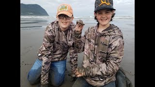 RAZOR CLAMMING  OREGON COAST 2018 [upl. by Zurek931]