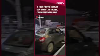 Bengaluru 2Hour Traffic Snarl at Electronic City Flyover Commuters Walk Home [upl. by Nordine6]