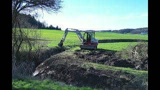 Graben räumen mit dem Takeuchi TB260 [upl. by Ahsiekat913]