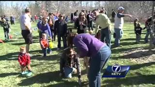 Lauritzen Gardens Easter Eggstravaganza gets area families hopping [upl. by Aid]