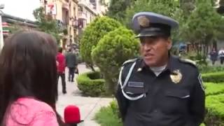 Policía Poliglota Mexicano Habla 6 idiomas [upl. by Leaffar501]