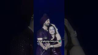 Crying girl gifted Mor Pankh to Diljit Dosanjh 🦚 Diljit Dosanjh Love for Fan Girl in Lucknow Concert [upl. by Brote]