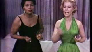 HD Dinah Shore amp Pearl Bailey 1960 quotThe Ballad of Mack the Knifequot on quotDinah Shore Chevy Showquot [upl. by Tay492]