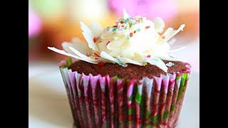 Come preparare la crema al burro per decorare torte e cupcake  videoricette di dolci [upl. by Krusche]