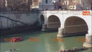 Il tuffo nel Tevere la tradizione del Primo Gennaio dal ponte Cavour a Roma [upl. by Zola]