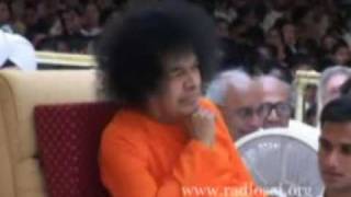 Hariharan sings Krishna Nee Begane in Sai Babas presence [upl. by Yuh]