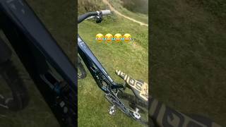 WTF UN DROPPER QUE SALTA 😂😂 mtb enduromtb downhill [upl. by Latreshia]