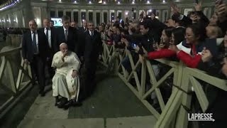 Papa Francesco in carrozzina a piazza San Pietro tra i fedeli [upl. by Yssor]