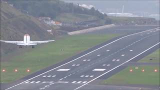 Atterrissage très difficile en pleine tempête à Madeira Airport [upl. by Nemzaj]