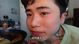 今天挣了100多 奖励自己一个鸡腿 早上没来得及吃饭呐 回家就开始做饭 圆葱炒鸡蛋 甜甜的味道 [upl. by Barny]