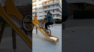 Wjechał rowerem na zjeżdżalnie 🤯 bike bmxtricks mtb bmx bikelife bmxbike fun funny viral [upl. by Brie966]