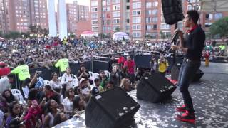 Andy Rivera canta Salgamos en el concierto de farraciones Oxígeno [upl. by Lexy858]