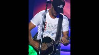 Luke Bryan singing Hunting Fishing Loving Everyday in Toronto on June 25th 2016 [upl. by Hole]