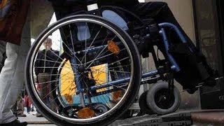 Napoli  Accesso ai disabili nei negozi con una pedana speciale 1 101114 [upl. by Hplodur150]