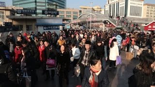 En Chine les gares ultrabondées pour le Nouvel an lunaire [upl. by Noizneb604]