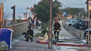 Roccella Incendio distrugge il Lido Green Bay sospetto dolo [upl. by Eisenhart]