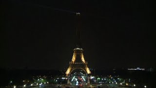 La Tour Eiffel si spegne per le vittime di Mogadiscio [upl. by Peatroy]