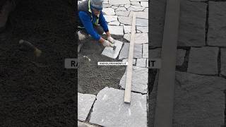 Maestro posatore a lavoro posa pietra naturale a mosaico per pavimenti esterni landscapestone [upl. by Anaoj954]