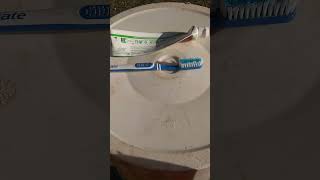 Vidéo  comment nettoyer les joints de frigo moisis simplement [upl. by Gnilrac266]