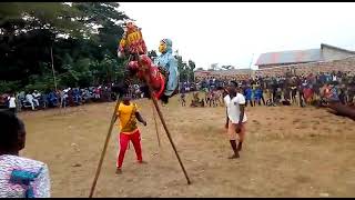 DÉMONSTRATIONS MONSTRUEUSEMENT ÉTONNANTE DE CE DANSEUR SUR ÉCHASSIERS LE BÉNIN CEST LE BÉNIN [upl. by Eceined]