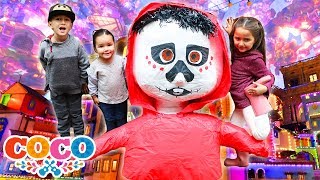 HUEVOPIÑATA SORPRESA GIGANTE DE MIGUEL COCO  PLAYWORLDTV [upl. by Angelika]