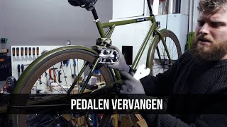 Pedalen vervangen  Fiets trappers vervangen [upl. by Niliac992]